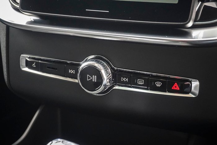 2025 Volvo XC90 Plus B5 Bright
