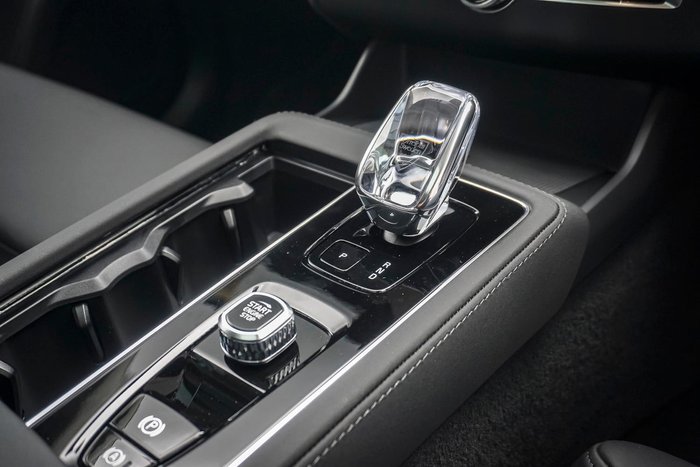 2025 Volvo XC90 Plus B5 Bright