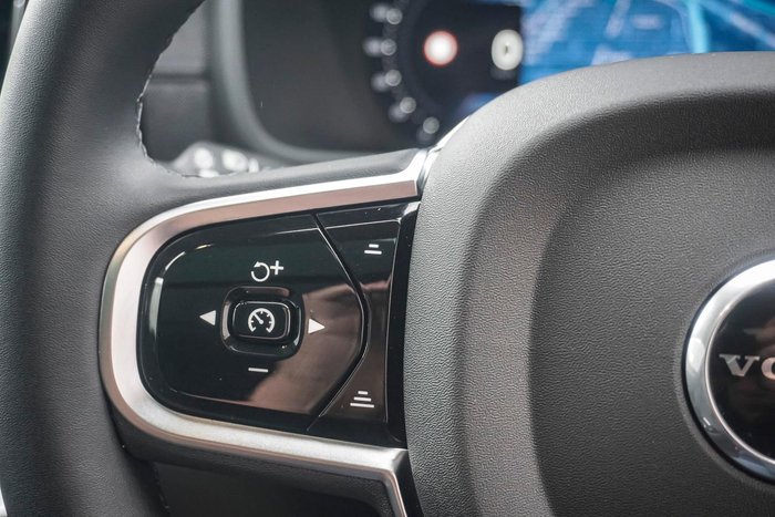2025 Volvo XC90 Plus B5 Bright
