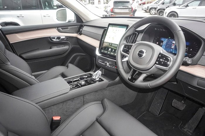 2025 Volvo XC90 Plus B5 Bright
