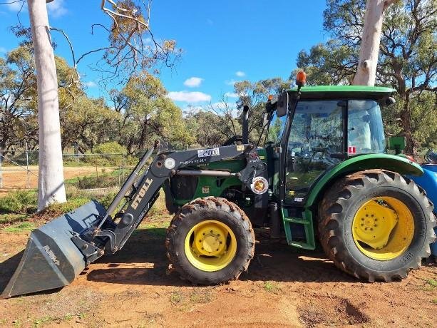 2015 John Deere 5093E Green