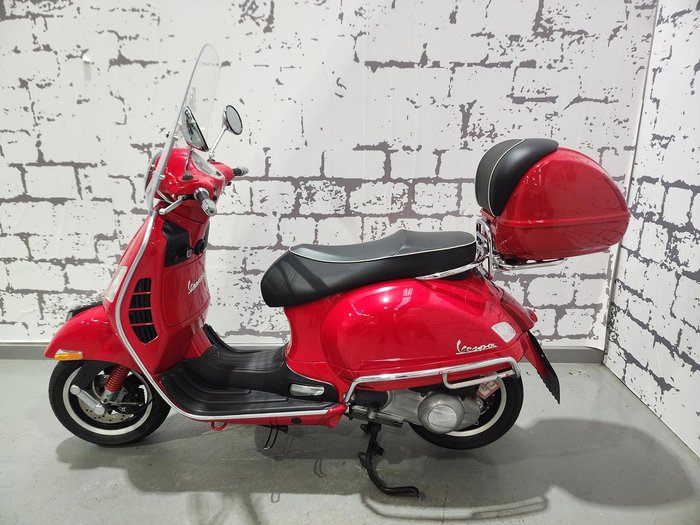 2009 Vespa GTS 300 Super GTS Red