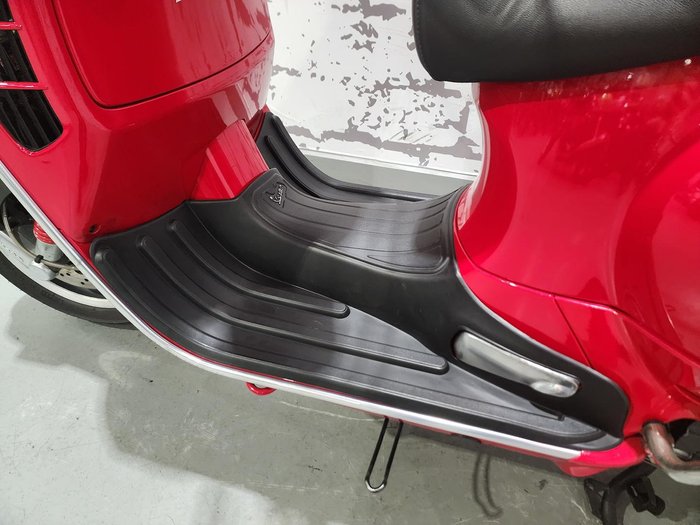 2009 Vespa GTS 300 Super GTS Red