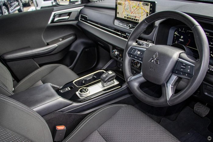 2025 Mitsubishi Outlander LS