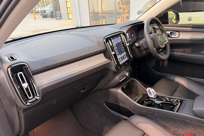 2022 Volvo XC40 Ultimate B5 Dark