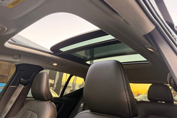 2022 Volvo XC40 Ultimate B5 Dark