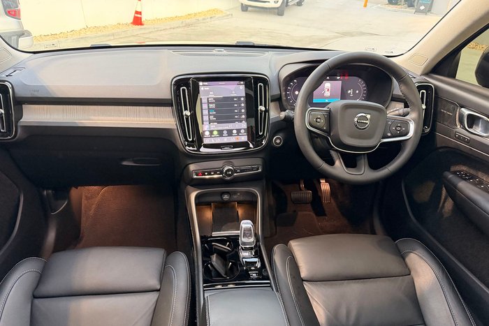 2022 Volvo XC40 Ultimate B5 Dark