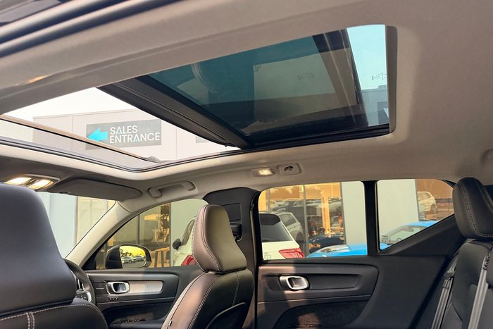 2022 Volvo XC40 Ultimate B5 Dark