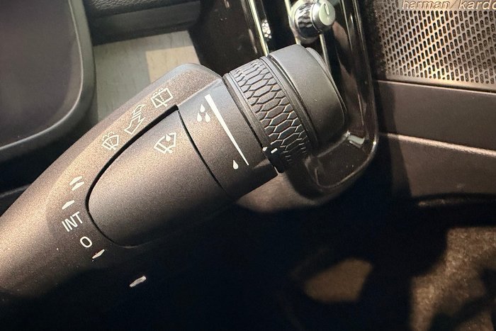 2022 Volvo XC40 Ultimate B5 Dark