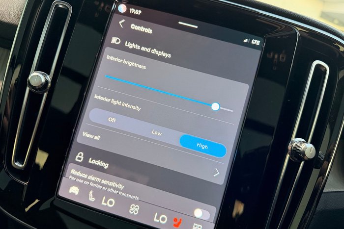 2022 Volvo XC40 Ultimate B5 Dark