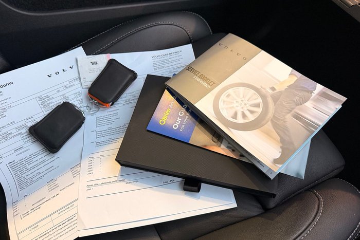 2022 Volvo XC40 Ultimate B5 Dark