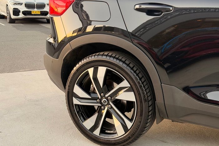 2022 Volvo XC40 Ultimate B5 Dark