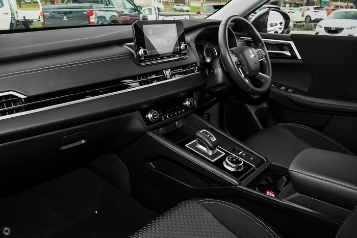 2025 Mitsubishi Outlander ES