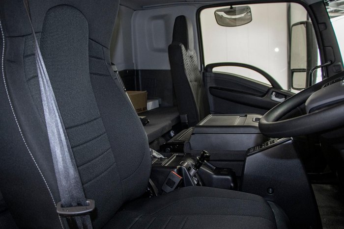 2025 Isuzu F Series FYJ 320-255 AT R67