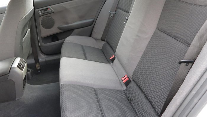 2007 Holden Commodore Omega VE Heron White