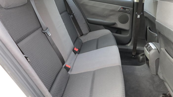 2007 Holden Commodore Omega VE Heron White