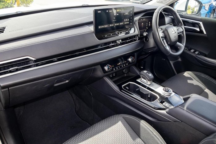 2025 Mitsubishi Outlander ES