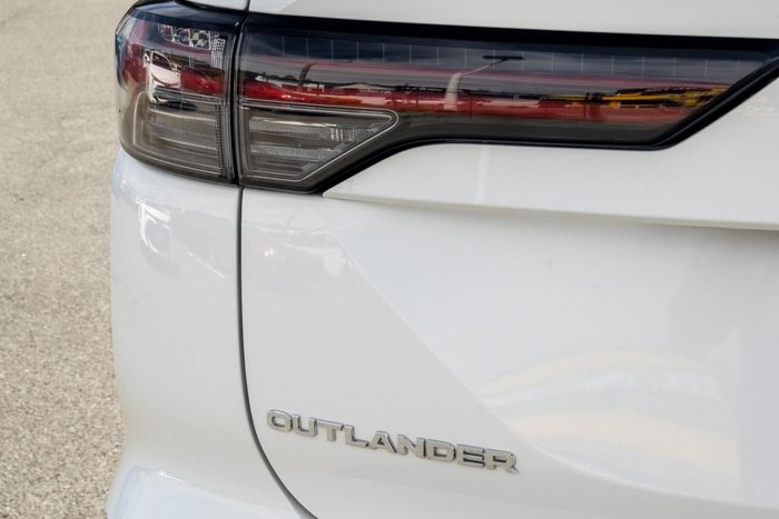 2025 Mitsubishi Outlander ES