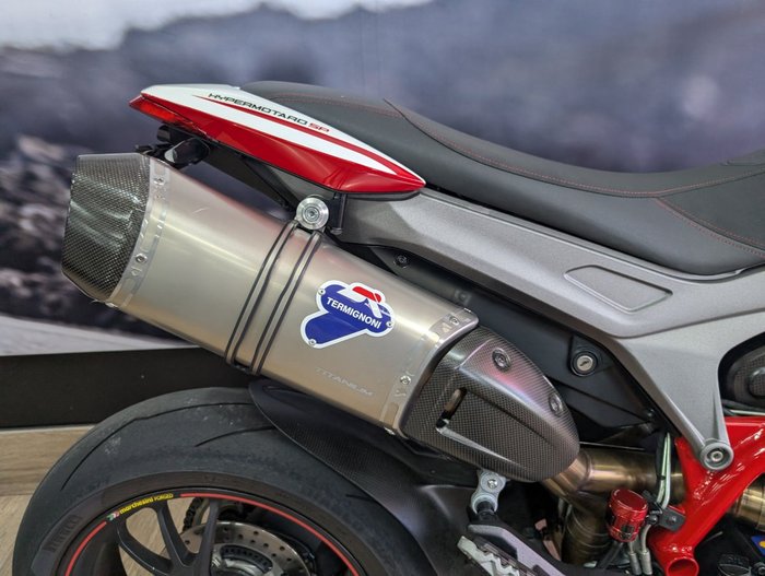 2015 DUCATI HYPERMOTARD 821 SP RED