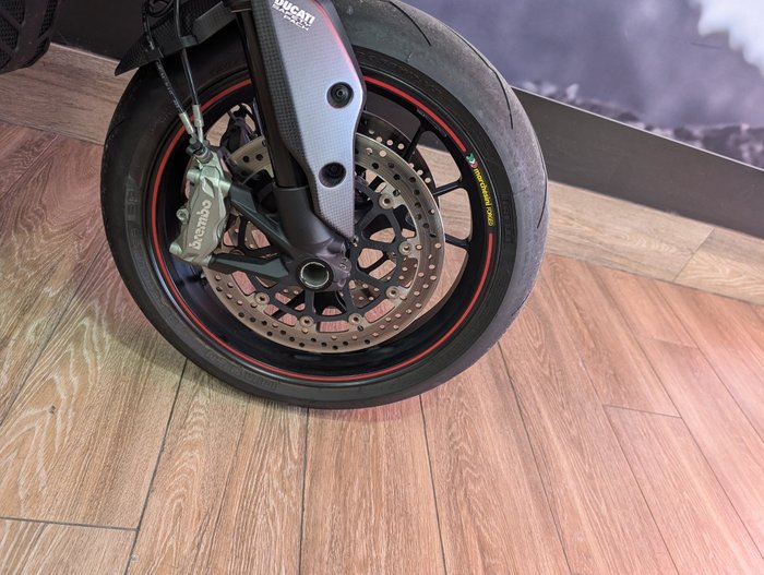 2015 DUCATI HYPERMOTARD 821 SP RED