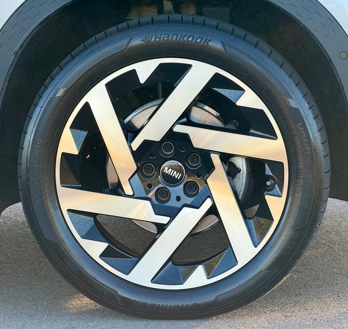 2024 MINI Countryman S Favoured
