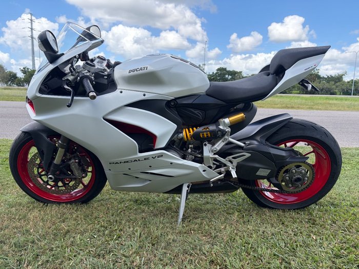 2023 DUCATI PANIGALE V2 White