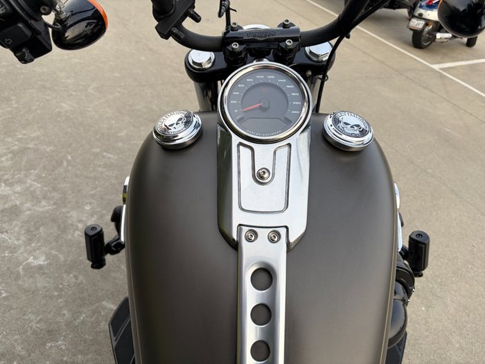2018 HARLEY-DAVIDSON FXBB STREET BOB Grey