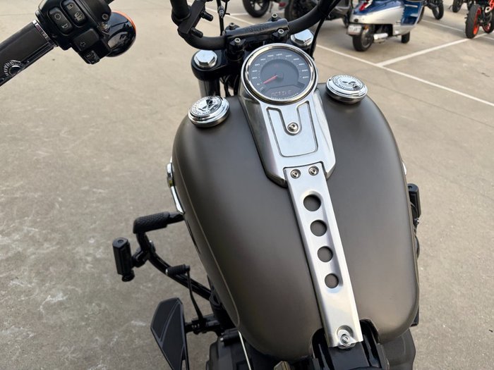 2018 HARLEY-DAVIDSON FXBB STREET BOB Grey