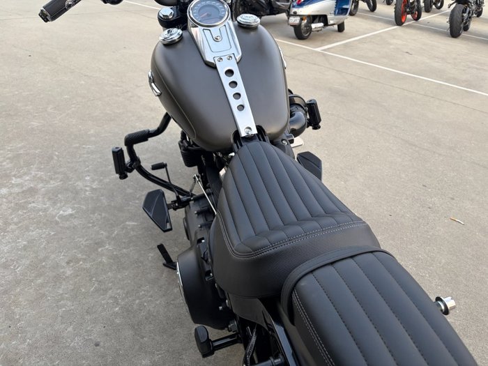 2018 HARLEY-DAVIDSON FXBB STREET BOB Grey