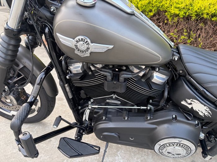 2018 HARLEY-DAVIDSON FXBB STREET BOB Grey