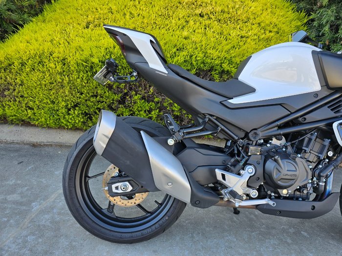 2024 CFMOTO 450 NK White