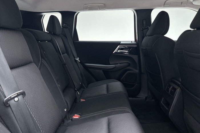 2023 Mitsubishi Outlander ES