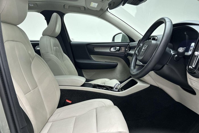 2022 Volvo XC40 Ultimate B4 Bright