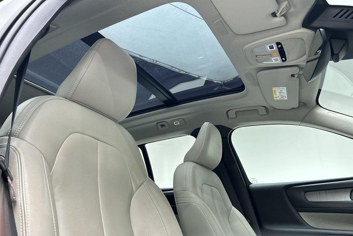 2022 Volvo XC40 Ultimate B4 Bright