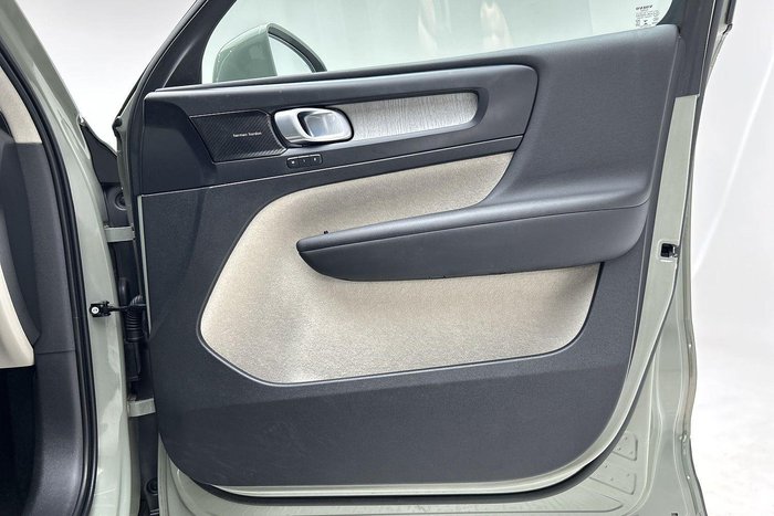 2022 Volvo XC40 Ultimate B4 Bright