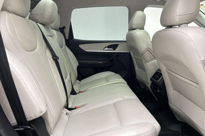 2023 Mahindra XUV700 AX7L