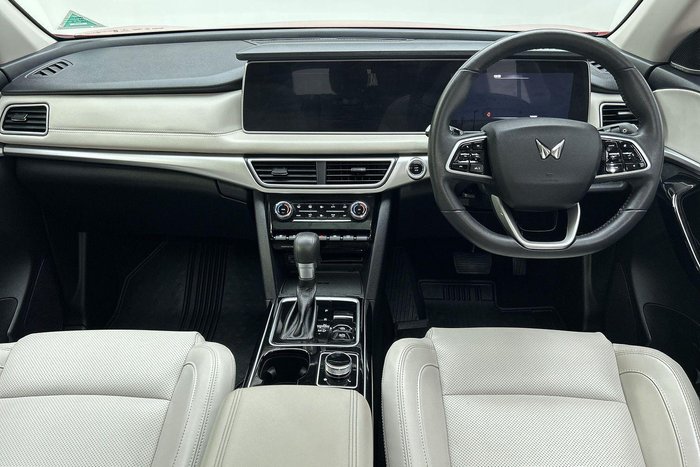 2023 Mahindra XUV700 AX7L