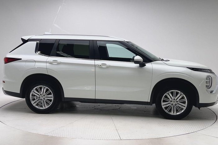 2023 Mitsubishi Outlander LS