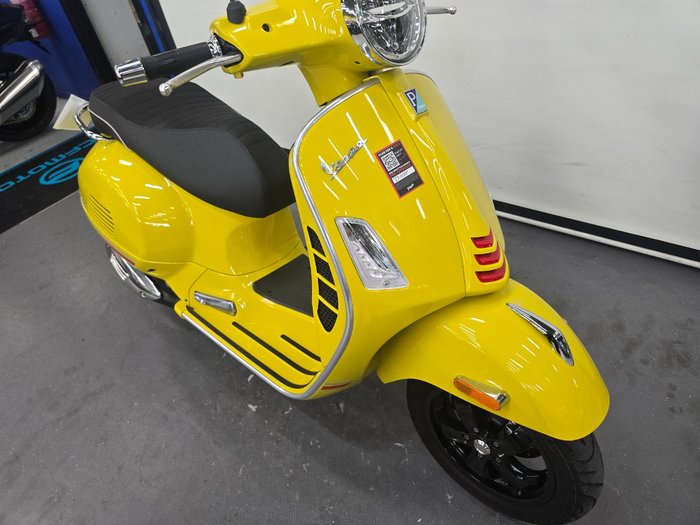 2022 VESPA GTS 300 SUPER SPORT Yellow