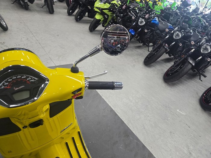 2022 VESPA GTS 300 SUPER SPORT Yellow