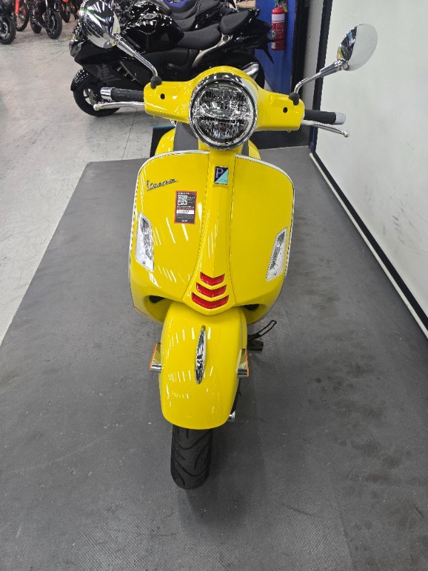 2022 VESPA GTS 300 SUPER SPORT Yellow