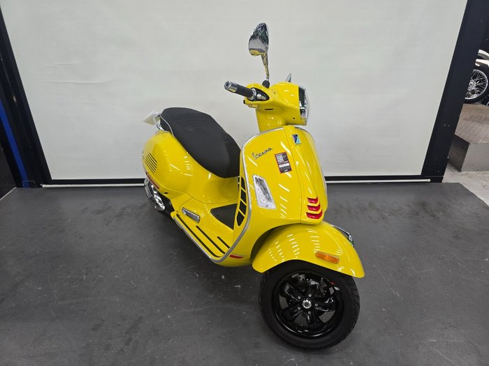 2022 VESPA GTS 300 SUPER SPORT Yellow