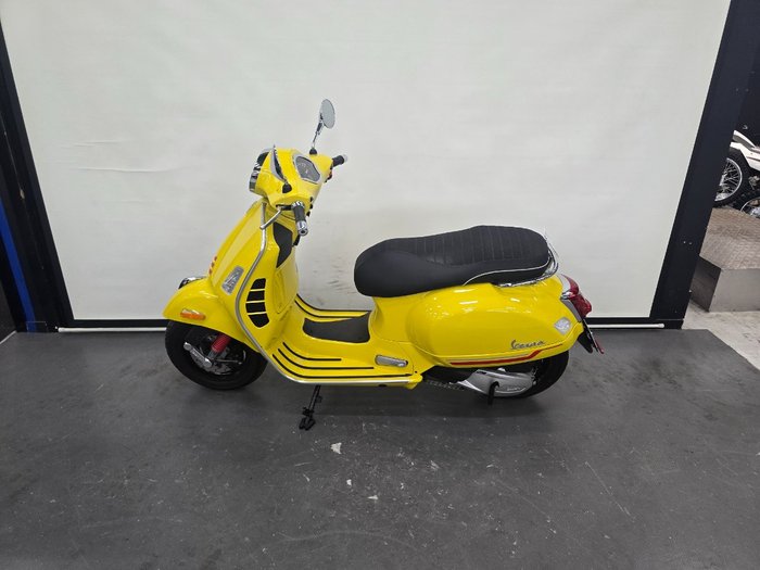 2022 VESPA GTS 300 SUPER SPORT Yellow