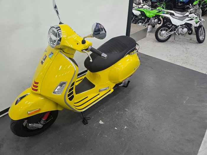 2022 VESPA GTS 300 SUPER SPORT Yellow