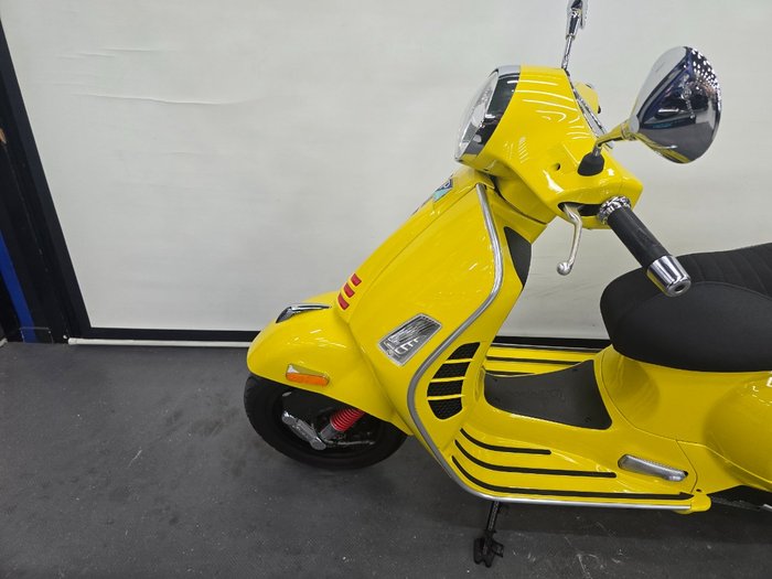 2022 VESPA GTS 300 SUPER SPORT Yellow