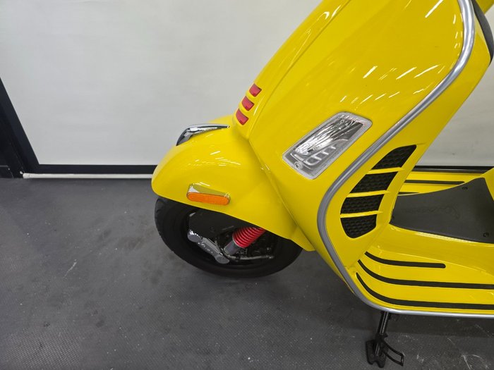 2022 VESPA GTS 300 SUPER SPORT Yellow