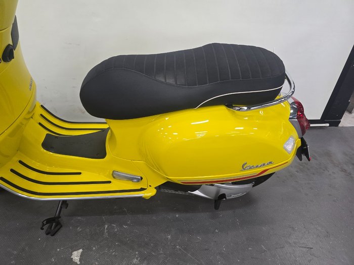 2022 VESPA GTS 300 SUPER SPORT Yellow