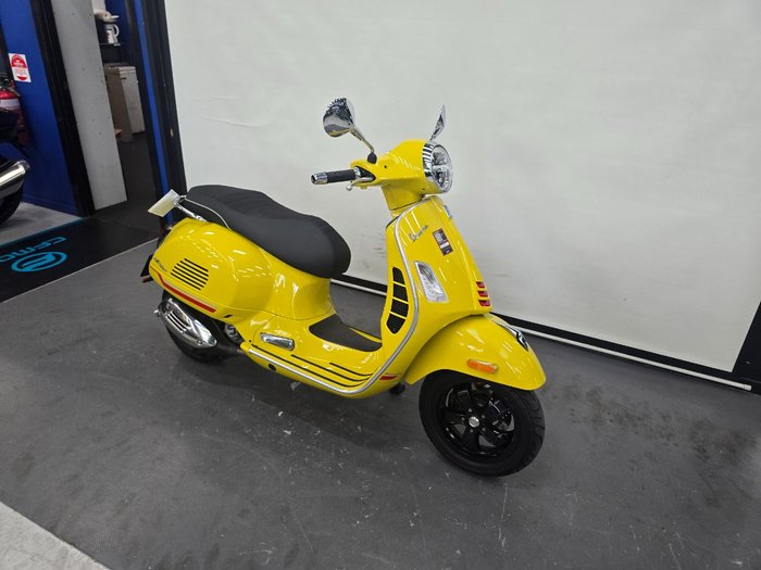 2022 VESPA GTS 300 SUPER SPORT Yellow