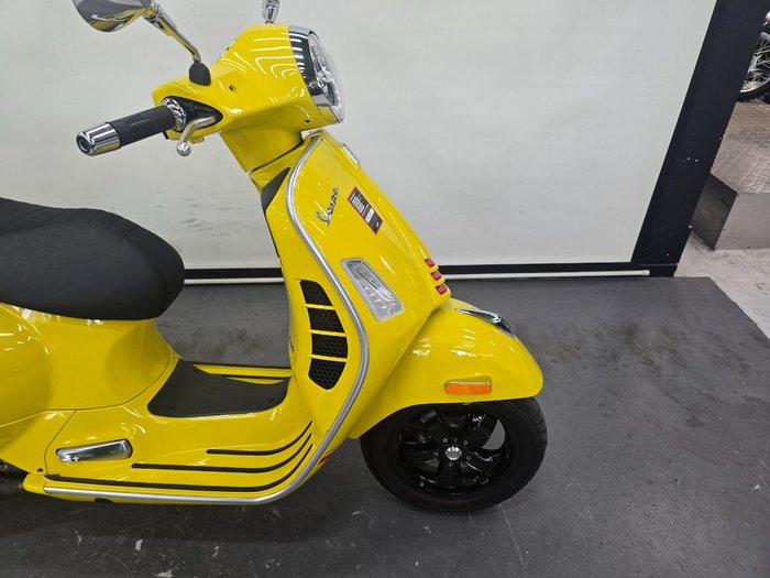 2022 VESPA GTS 300 SUPER SPORT Yellow