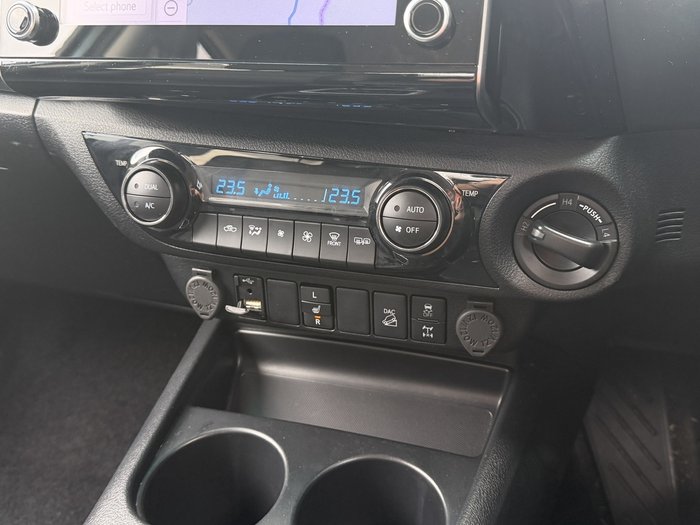 2023 Toyota Hilux SR5